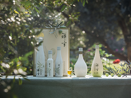 祥宇特級(jí)初榨橄欖油，純手工采摘、精選優(yōu)質(zhì)油橄欖鮮果，用意大利貝亞雷斯全自動(dòng)設(shè)備物理冷榨工藝，在鮮果采摘后8小時(shí)內(nèi)限時(shí)鮮榨而成。