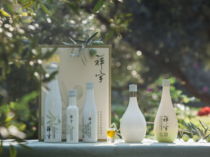 知源頭更放心甘肅隴南國(guó)際油橄欖協(xié)會(huì)IOC認(rèn)定中國(guó)油橄欖一我，是一瓶橄欖油，人們賦..
